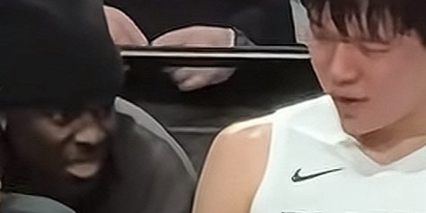 鲸鱼直播-小杨血痕累累惊呆朱哥！队医帮杨瀚森处理伤口 小杨和亨德森热聊