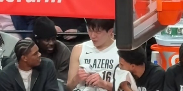 鲸鱼直播-小杨血痕累累惊呆朱哥！队医帮杨瀚森处理伤口 小杨和亨德森热聊