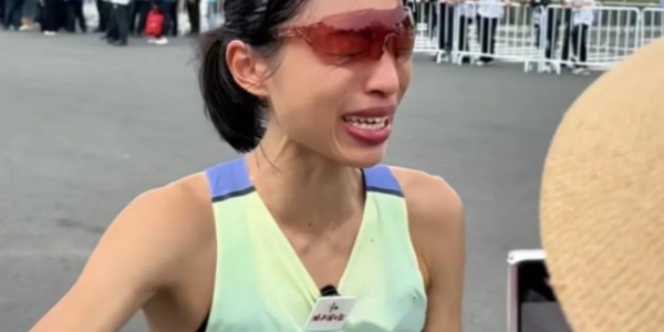 鲸鱼体育-女护士马拉松夺冠反被骂哭？只因一句话遭到群嘲