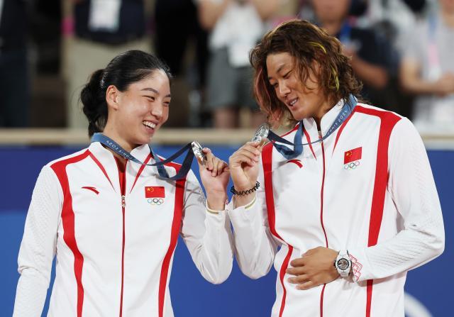 1722757712927040857.jpg 巴黎奥运会丨网球——混双:王欣瑜_张之臻获得银牌XxjpseC009176_20240803_MVPFN0A001.jpg